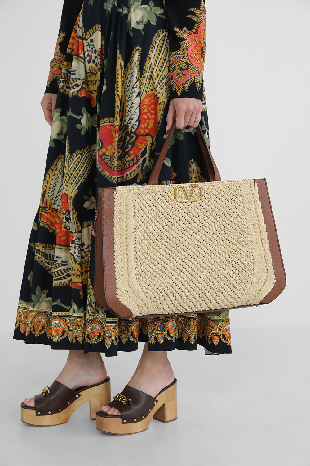 תמונת כל הלוק של תיק נשיאה